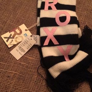 Roxy Accessories - Roxy black and white striped scarf Roxy Accessories - Roxy black and white striped scarf